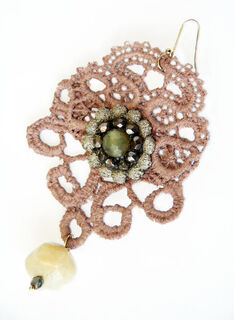 orecchini in macrame'